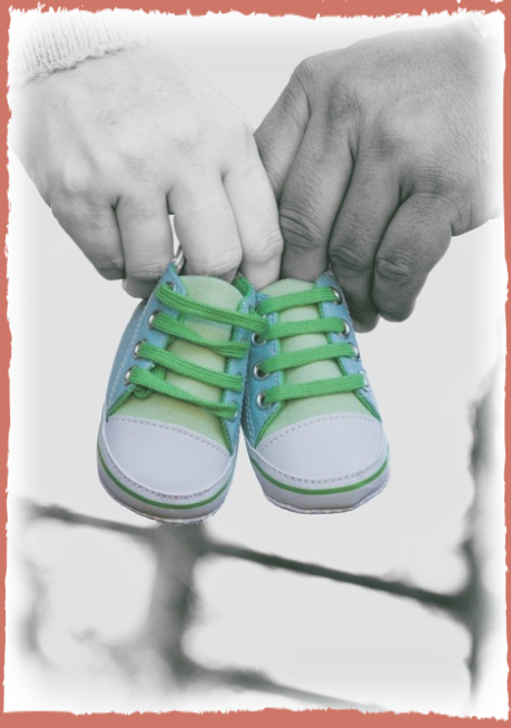 2 Hände mit Babyschuhe
